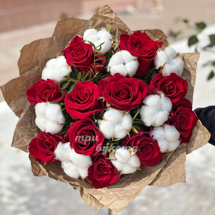 Букет из бордовых роз (вид сверху)