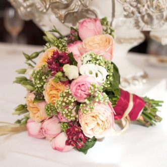 Букет невесты из пионовидных роз и эустом «Яркая я»