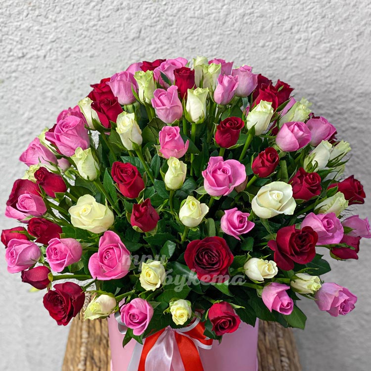 Разноцветные розы в коробке (крупный план)