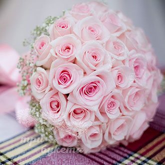 Букет невесты из розовых роз и гипсофилы