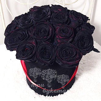 Букет из 17 черных роз в шляпной коробке