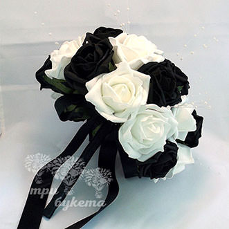 Букет невесты из черных и белых роз