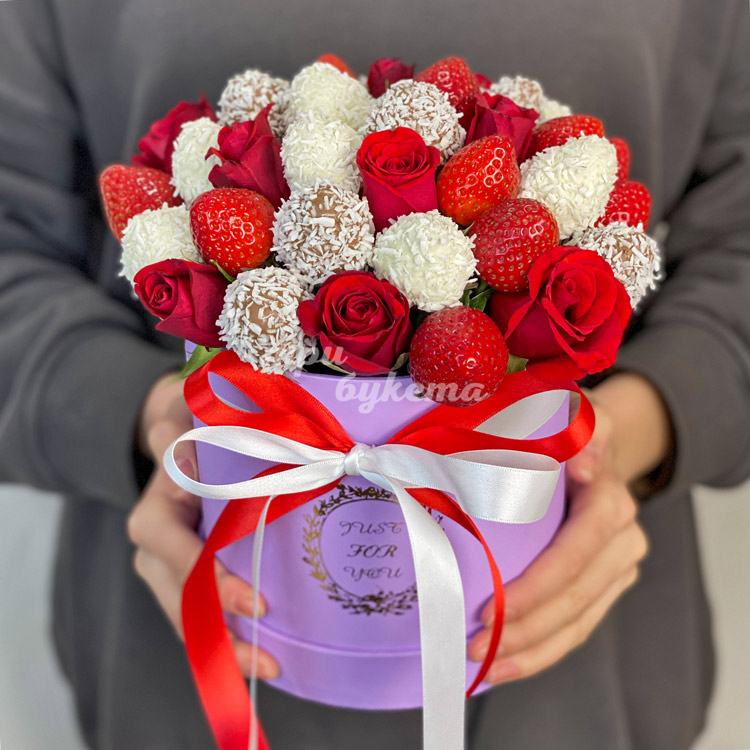 Композиция клубника в коробке (в руках)