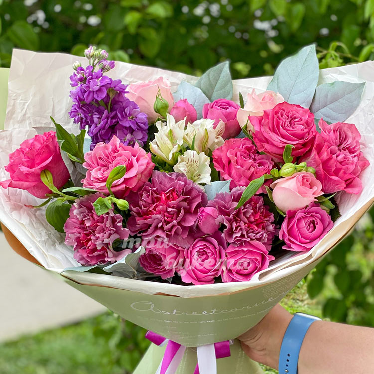 Букет из пышных роз и гвоздик (крупный план)