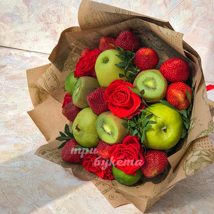 Фруктовый букет из клубники и киви (на столе)