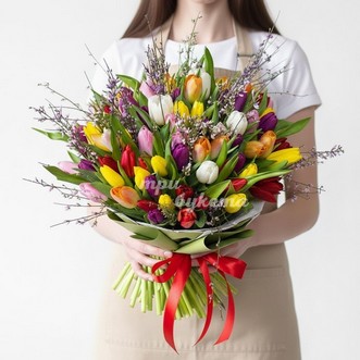 Букет на 8 марта из 67 тюльпанов