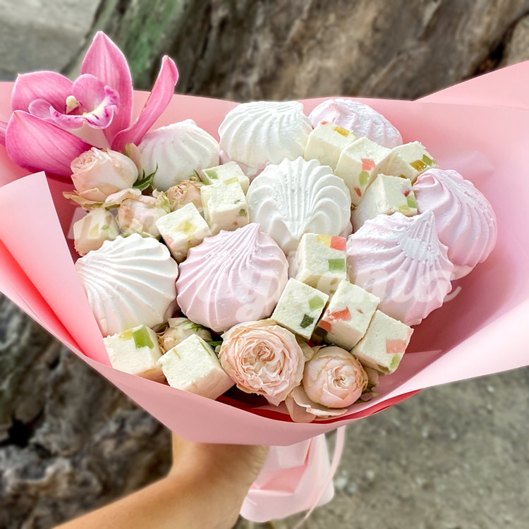 Букет из зефира и орхидеи (крупный план)