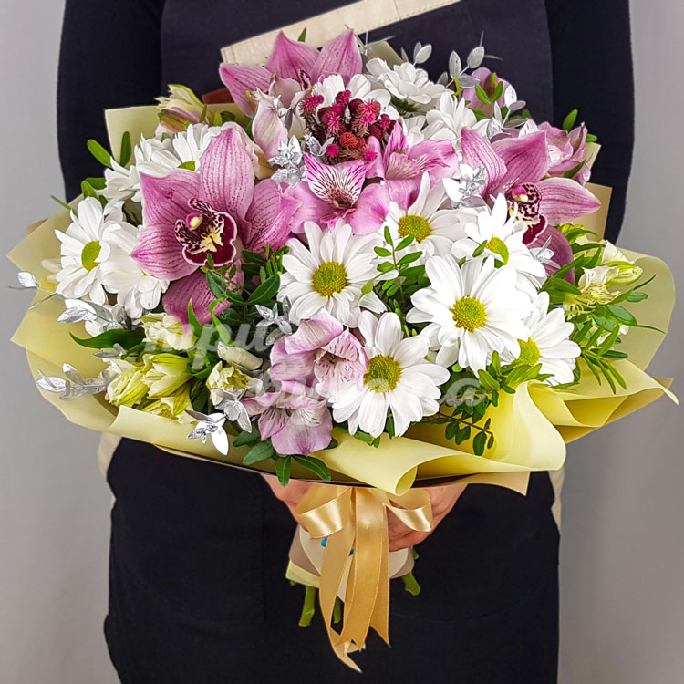 Букет из хризантем и орхидей