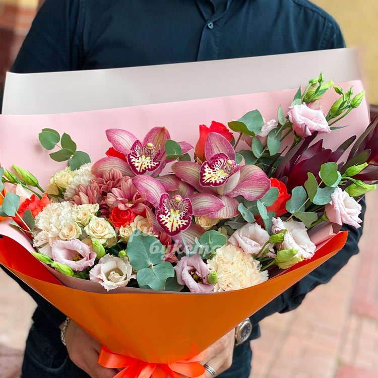 Букет из роз, орхидей и эустом (в руках флориста)