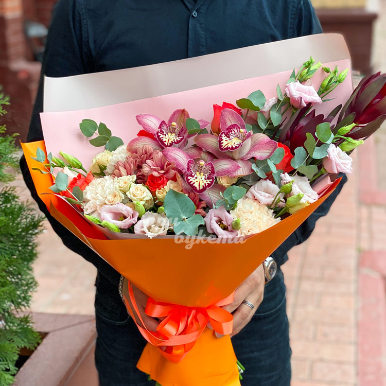 Букет из роз, орхидей и эустом