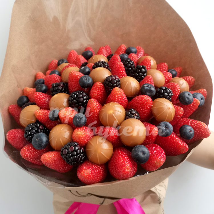 Букет из ягод и конфет Toffifee (крупный план)