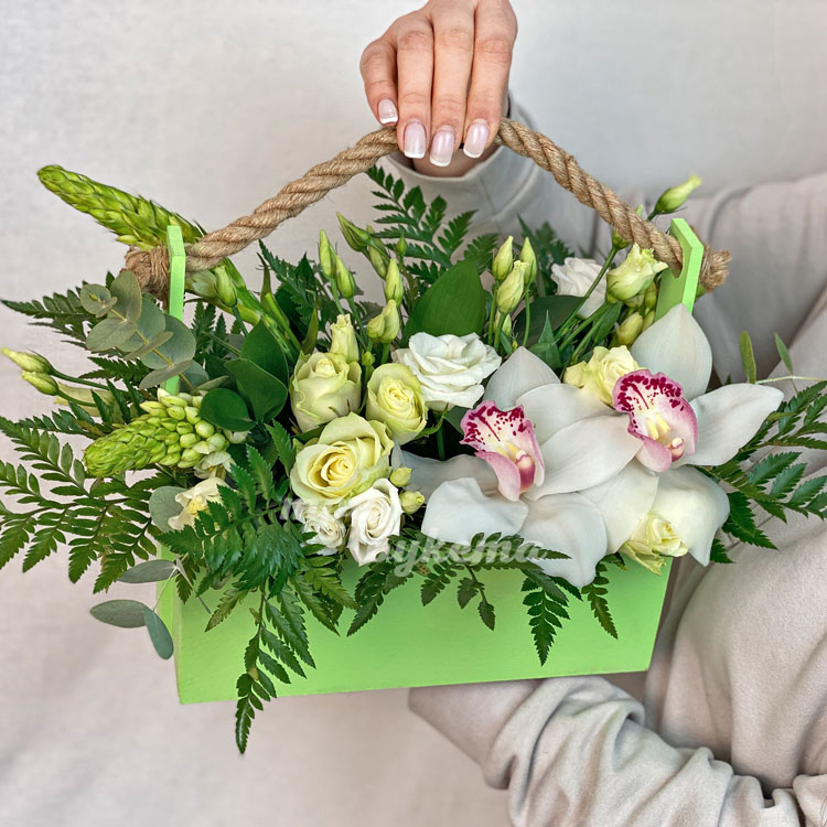 Орхидеи, розы и эустомы в ящичке (в руках)