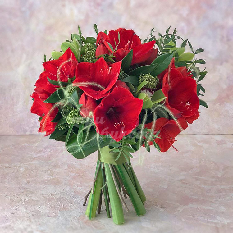 Букет из амариллисов и орхидей