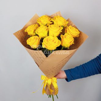9 желтых роз в крафте