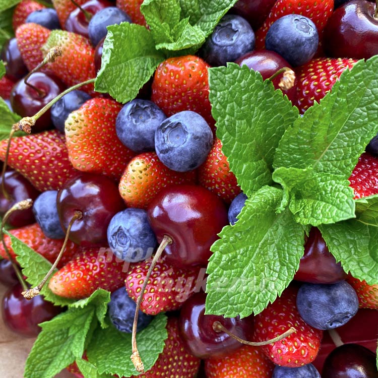 Букет из клубники и черешни (крупный план)