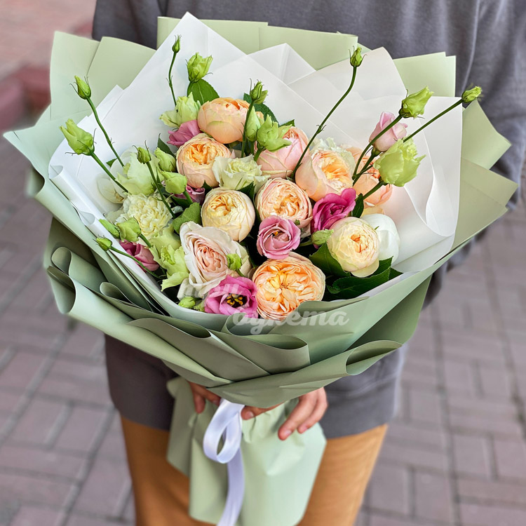 Букет из 10 персиковых пионовидных роз