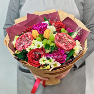 Букет из цветов, граната и винограда