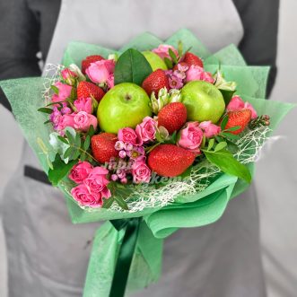 Букет из роз, яблок и клубники