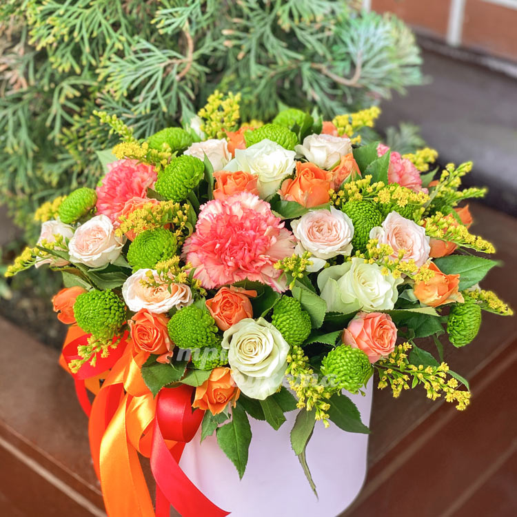 Коробка роз с зелеными хризантемами (крупный план)