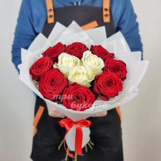 Небольшой букет белых и красных роз