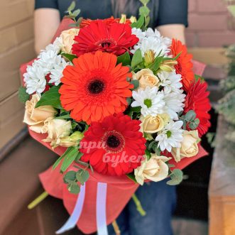 Яркие герберы с хризантемами