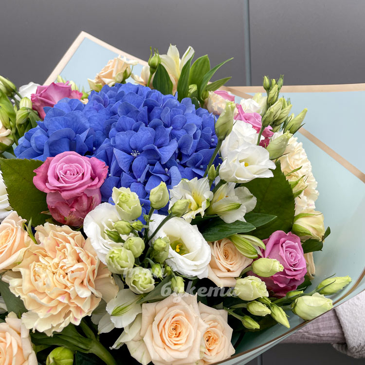 Букет из гвоздик, эустом и гортензии (крупный план)