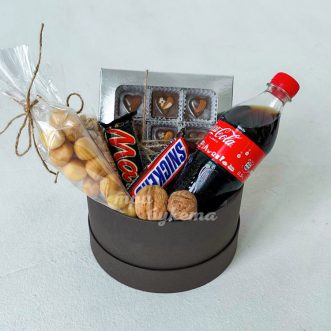 Коробка на 23 февраля с конфетами и снеками