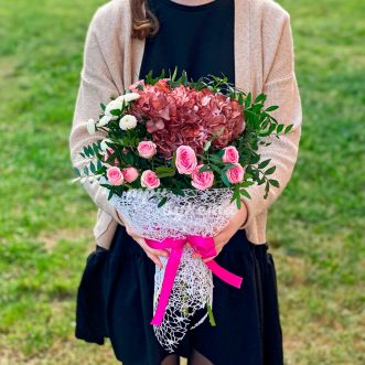 Бордовая гортензия с розовыми розами