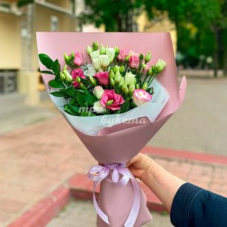 Розовый букет из эустом с рускусом Розовый букет из эустом с рускусом