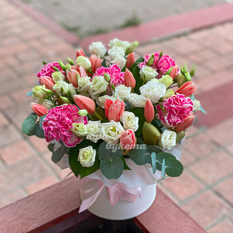 Тюльпаны, гвоздики и эустомы в коробке