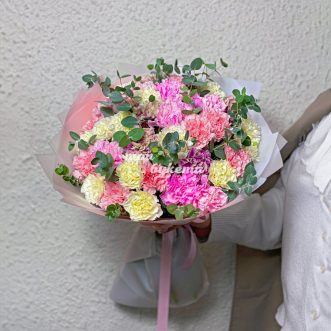 Букет 35 цветных гвоздик с эвкалиптом