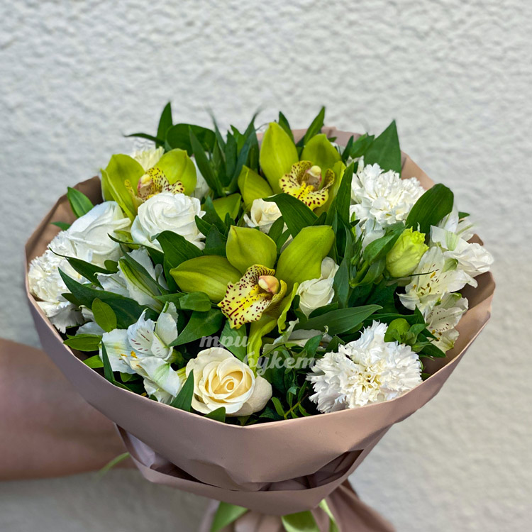 Букет зеленых орхидей и белых альстромерий (крупный план)