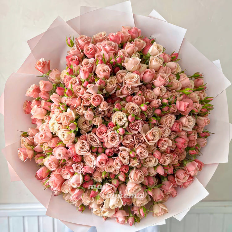 Букет из 51 нежно-розовой кустовой розы (вид сверху)