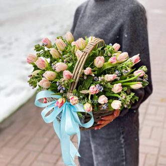 Корзина розовых тюльпанов с оксипеталумом